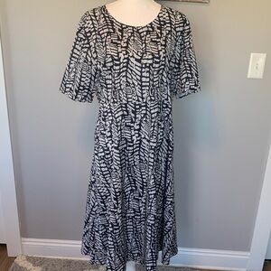 Black and White Patterned Short-Sleeve Women's Dress size XL